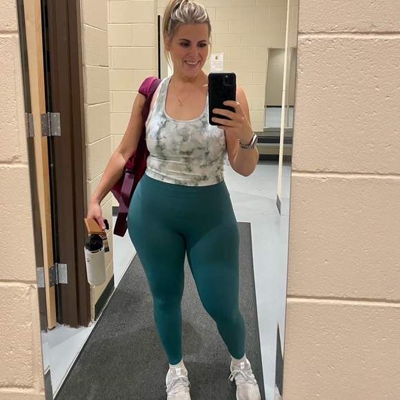 Meet your Posher, Lauren - Picture 3 of 7